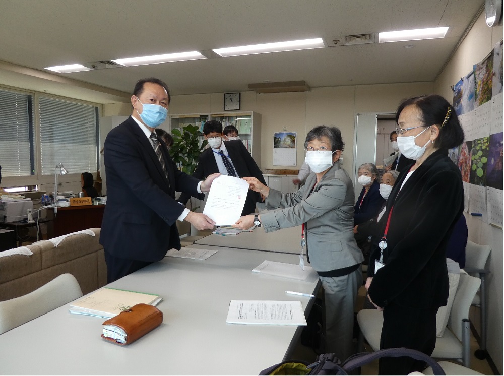 小泉進次郎環境大臣あての提言書を、田原克志環境保健部長へ提出